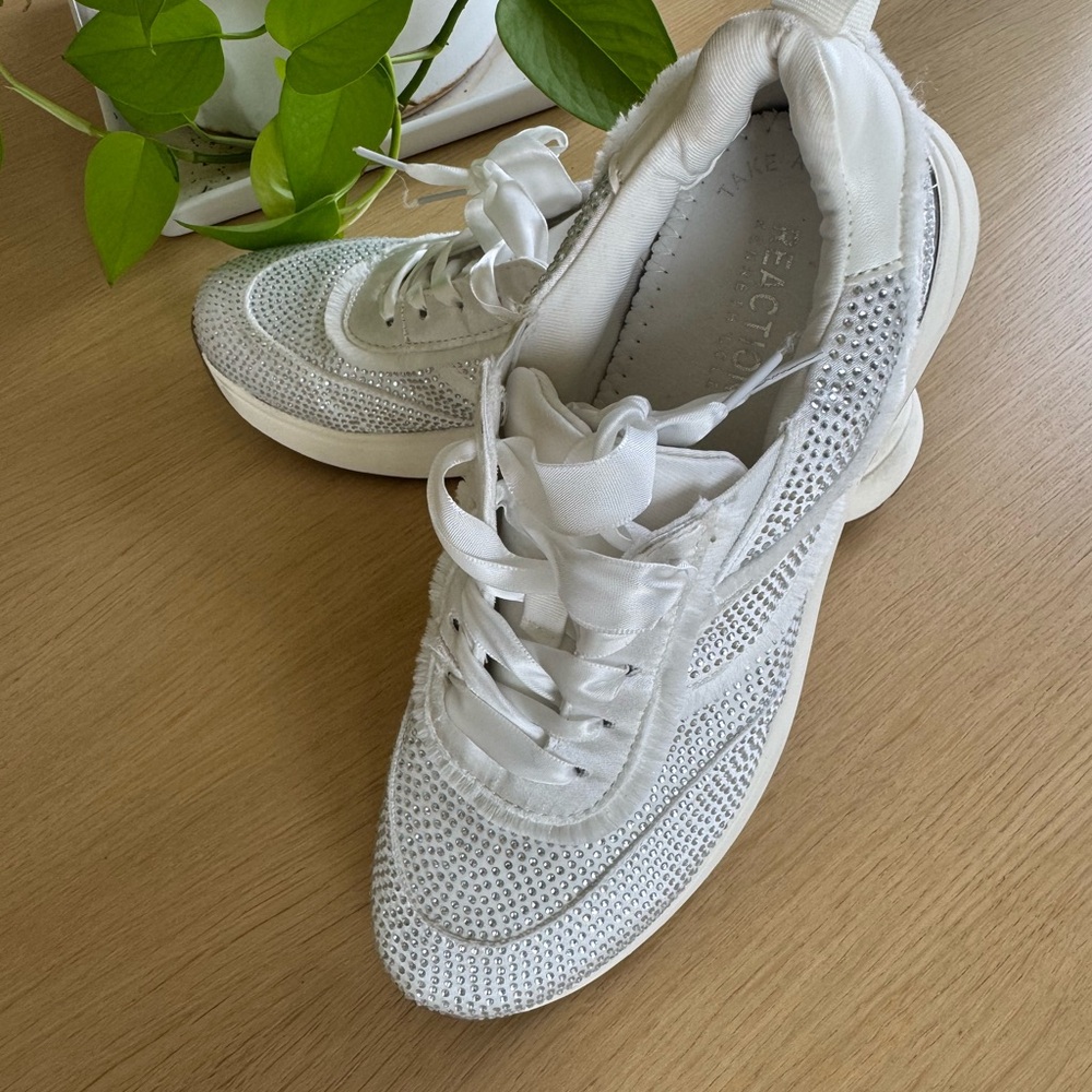NWOT Kenneth Cole Reaction White Rhinestone Accent Women’s Sneakers